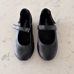 L51 Slip on with strap from Arcopedico